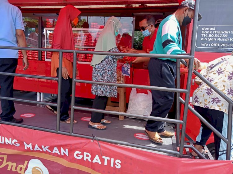 Berbagi sedekah 500 nasi box oleh Bank Mandiri syariah di Pasar Kraguman Jogonalan