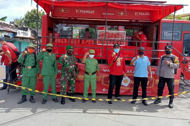 Berbagi sedekah 500 nasi box oleh Bank Mandiri syariah di Pasar Kraguman Jogonalan