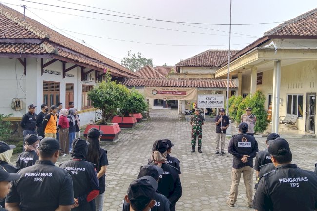 Masa Tenang Bersama Tim Gabungan  Kasi trantib kecamatan Jogonalan Melaksanakan Copot APK Pilkada 2024