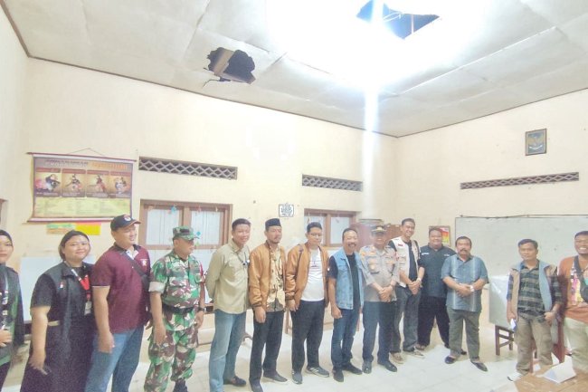 Camat Jogonalan Bersama Muspika dan Penyelenggara Pemilu Melakukan Kunjungan ke Beberapa TPS untuk Persiapan Pilkada 2024