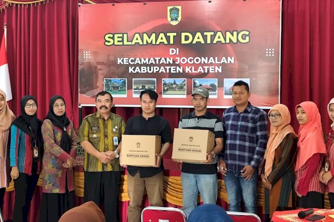 Penyaluran 17 Paket Sembako untuk Warga Terdampak PHK  di Kecamatan Jogonalan
