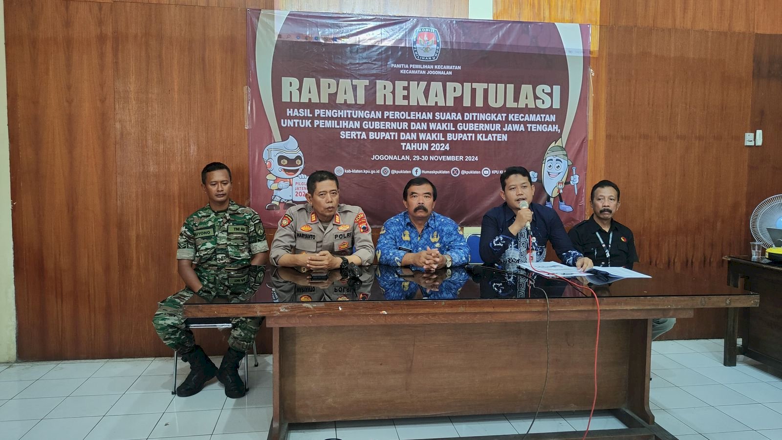 Camat Jogonalan Hadiri Rapat Rekapitulasi Hasil Perhitungan Suara di Tingkat Kecamatan untuk Pemilihan Gubernur Jawa Tengah dan Bupati Klaten 2024.